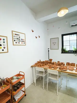 Ceramică expusă în atelier