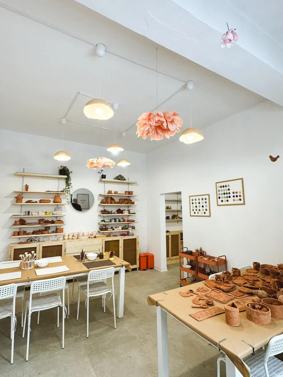Interiorul atelierului TRIBU, cu lămpi din ceramică
