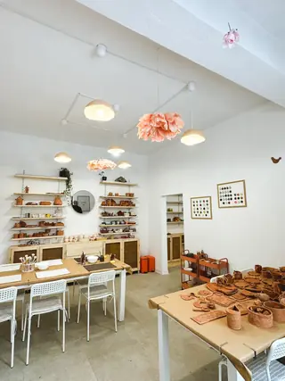 Interiorul atelierului cu lampi decorative