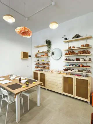 Interiorul atelierului cu rafturi de ceramică