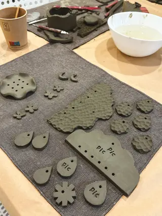 Bijuterii modelate din lut