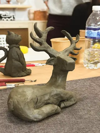 Sculptură cerb din lut