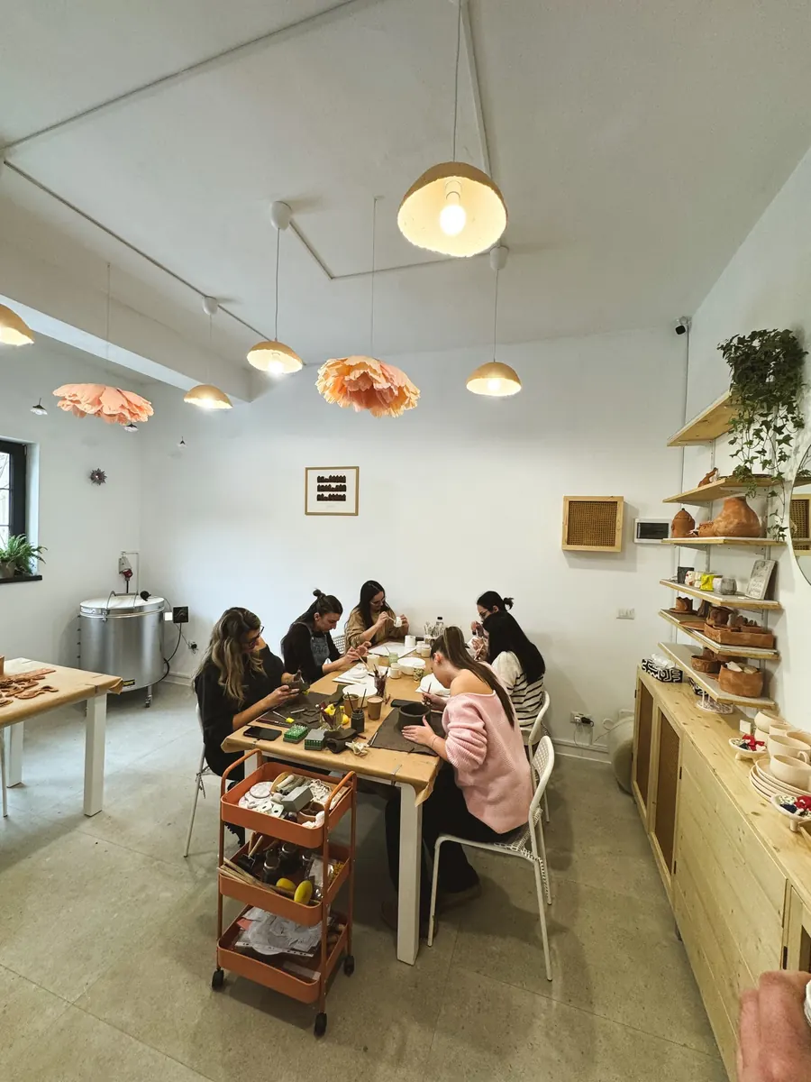 Grup la un workshop de ceramică în atelierul TRIBU