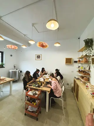 Grup la workshop de ceramică