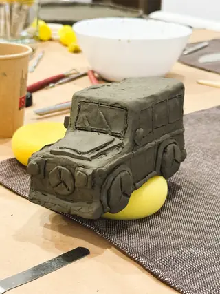 Sculptură jeep din lut